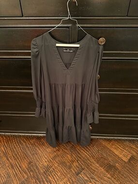 Pomander Place Black Tiered V-Neck Long Sleeve Top